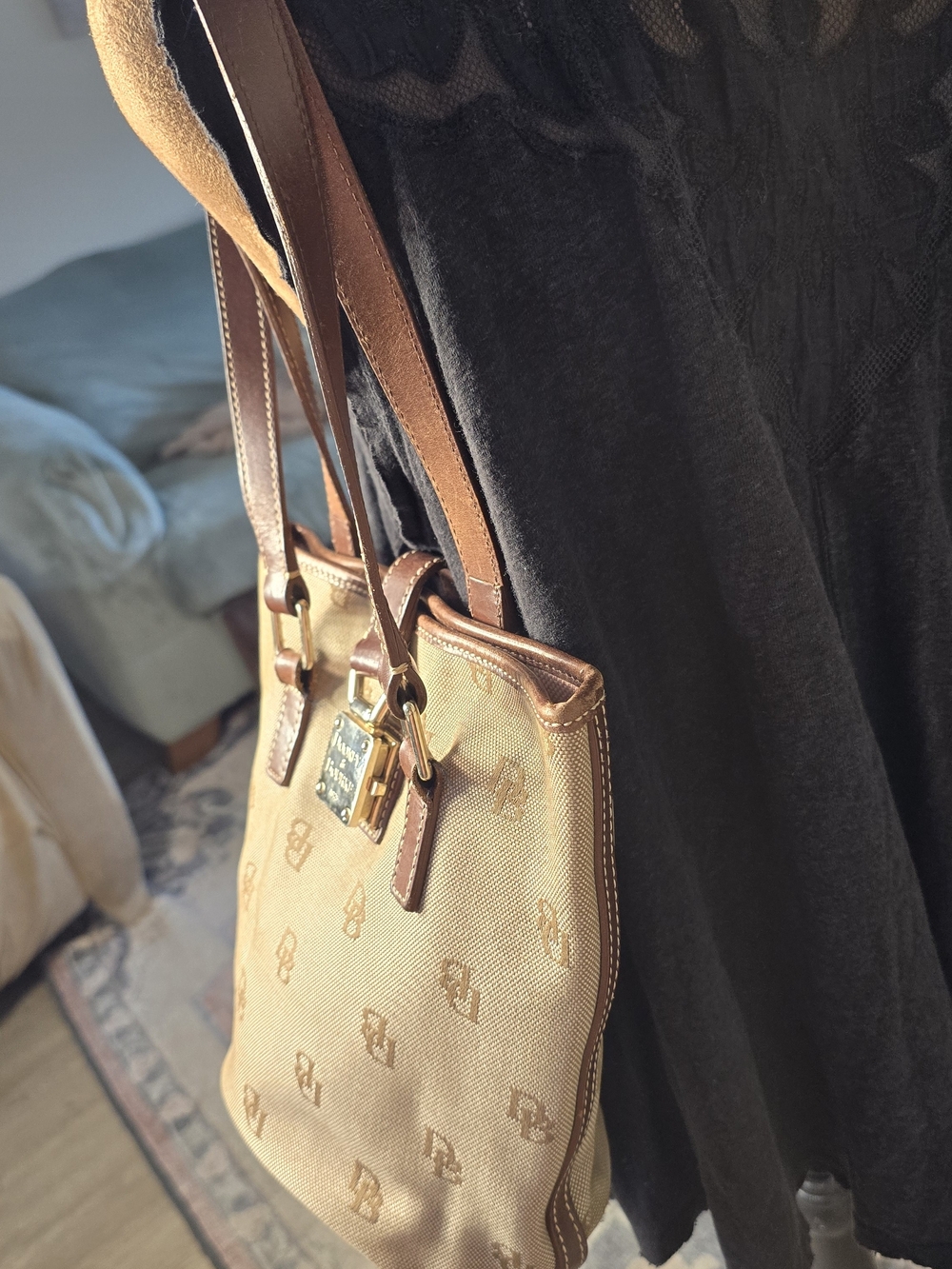 👜 Dooney & Bourke Brown Signature Logo Monogram Bucket Bag Tote w Metal Clasp - Picture 9 of 15
